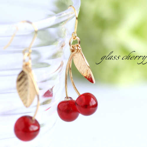 ガラスで作った「さくらんぼ」一粒/二粒ピアス ピアス（フック