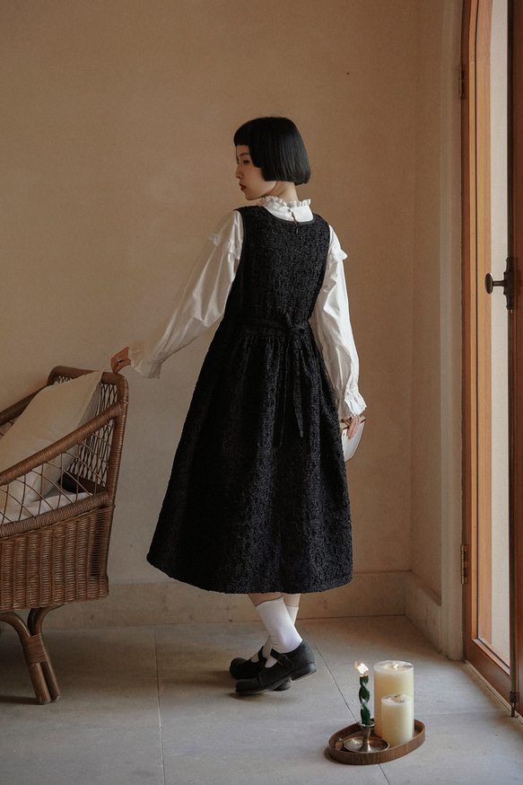 黑色 V領宮廷風重工暗紋洋裝 法式復古少女花花連衣裙 春秋背心裙 第16張的照片