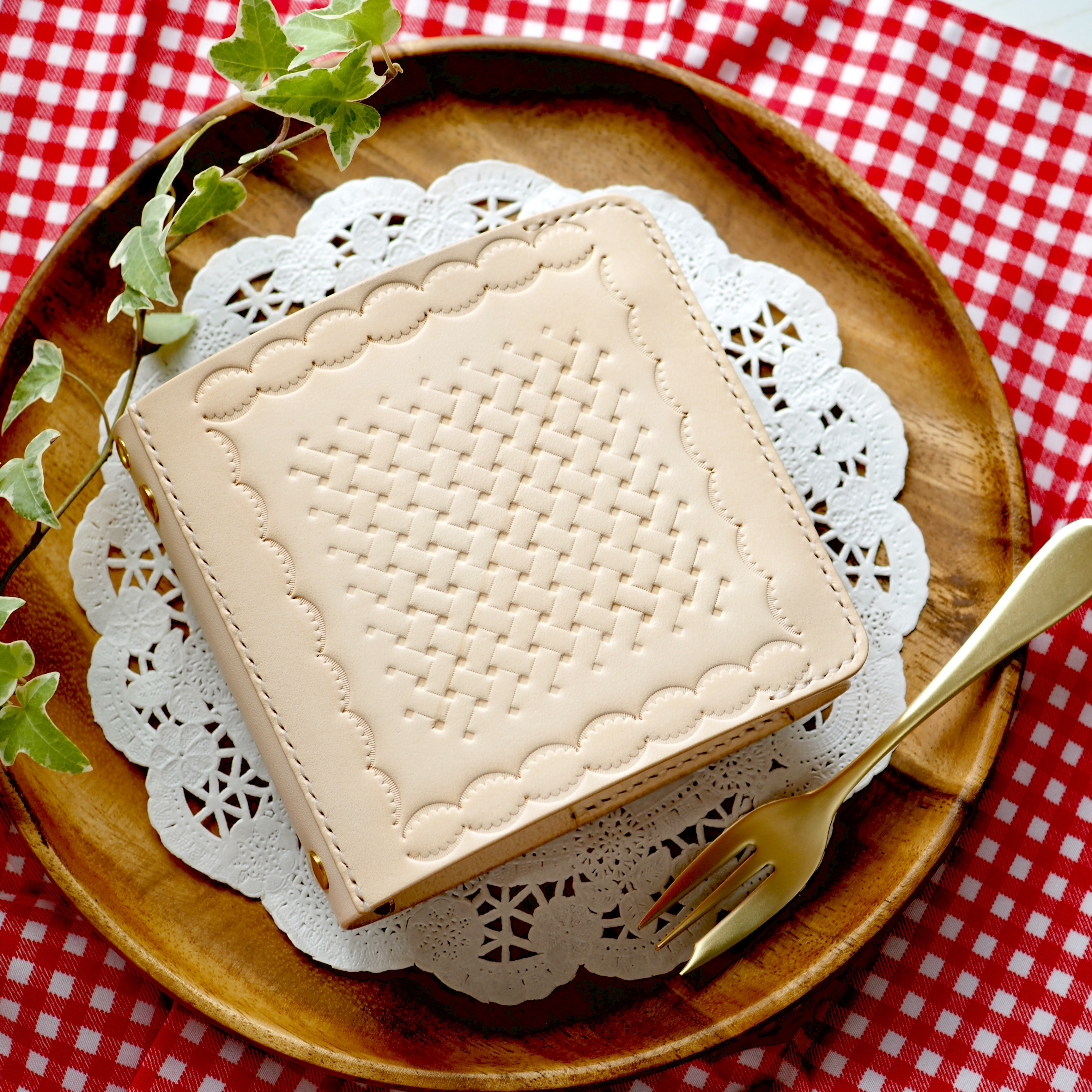 にこにこママページ【ヌメ革】M５システム手帳　ひねり錠　ブラック＆カウ柄