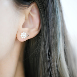 帶來幸福的六月生日石淡水珍珠花朵耳環 第7張的照片