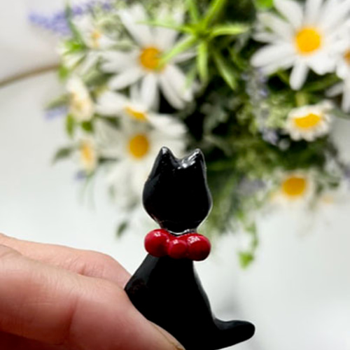 石粉粘土のブローチ 黒猫の後ろ姿 ブローチ fuji-maru 通販｜Creema 