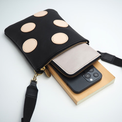 拉鍊迷你手拿包（圓點數字/黑色）真皮智慧型手機單肩包 第2張的照片