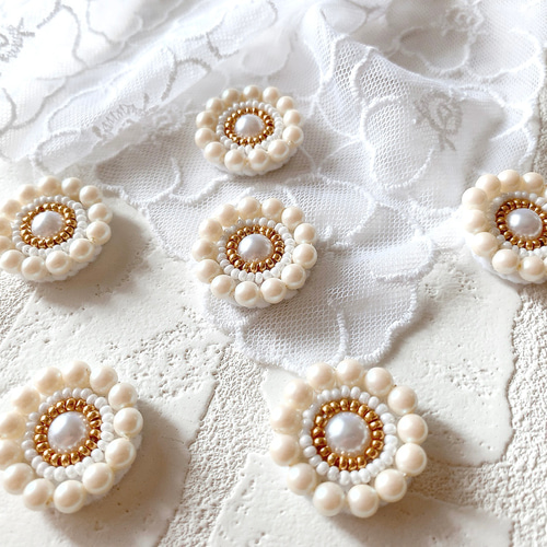 まるいビーズ刺繍イヤリング(クリームパール） イヤリング 