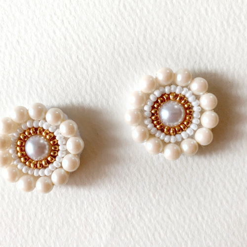 まるいビーズ刺繍イヤリング(クリームパール） イヤリング 