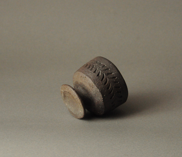 無釉陶器の ミニ脚付き盃 2枚目の画像