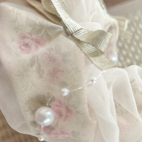 シュシュ チュール＆薔薇柄の二重構造 オフホワイト×くすみピンク 白
