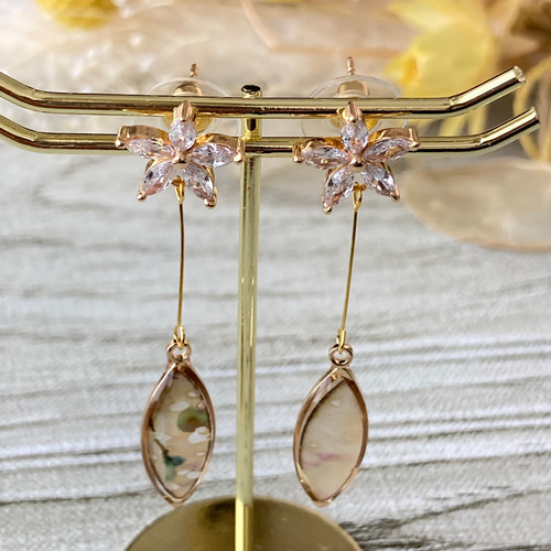 ジルコニアフラワーのシェルピアス ピアス（スタッド・一粒