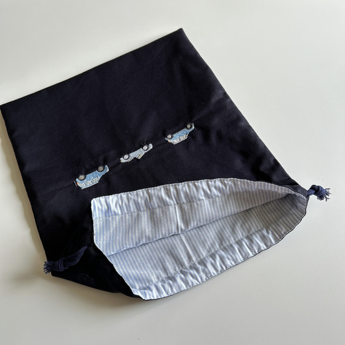 名入れ【サイズが選べる】紺色・車刺繍・巾着袋 男の子 ネイビー お