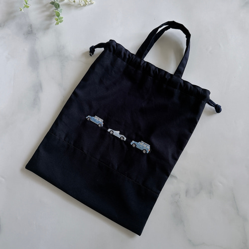 名入れ【サイズが選べる】紺色・車刺繍・巾着袋 男の子 ネイビー お