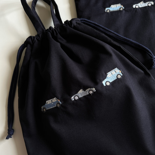 名入れ【サイズが選べる】紺色・車刺繍・巾着袋 男の子 ネイビー お