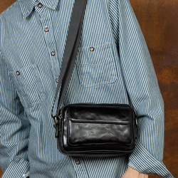 【秋新商品は期間限定で低価格です】純手作りの革メッセンジャーバッグ 4枚目の画像