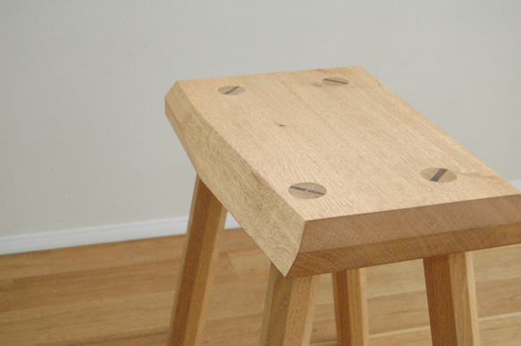 【1点のみ】耳付きタモ一枚板スツール　無垢　木製　天然　八角形　ナチュラル　シンプル　椅子　いす　サイドテーブル　ミニ　 1枚目の画像