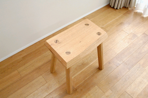 【1点のみ】耳付きタモ一枚板スツール　無垢　木製　天然　八角形　ナチュラル　シンプル　椅子　いす　サイドテーブル　ミニ　 4枚目の画像