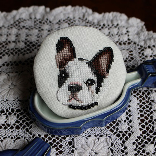 刺繍ブローチ / フレンチブル / ホワイト系 ブローチ エキュム・ドゥ  