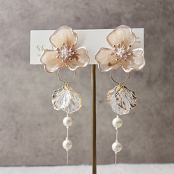 ［特集掲載］くすみベージュマーブルフラワー×オーロラの花びらパールゆらゆら2way大ぶりイヤリング（ピアス変更可） 13枚目の画像