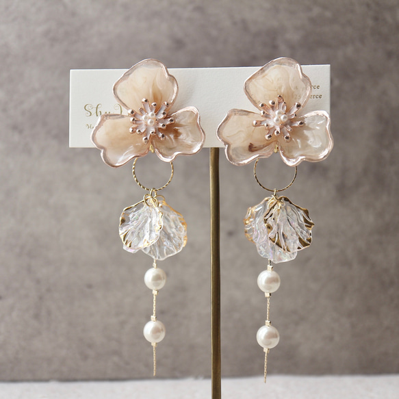 ［特集掲載］くすみベージュマーブルフラワー×オーロラの花びらパールゆらゆら2way大ぶりイヤリング（ピアス変更可） 13枚目の画像