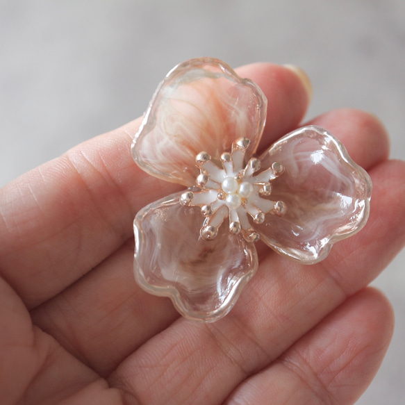 ［特集掲載］くすみベージュマーブルフラワー×オーロラの花びらパールゆらゆら2way大ぶりイヤリング（ピアス変更可） 5枚目の画像