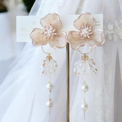 ［特集掲載］くすみベージュマーブルフラワー×オーロラの花びらパールゆらゆら2way大ぶりイヤリング（ピアス変更可） 1枚目の画像