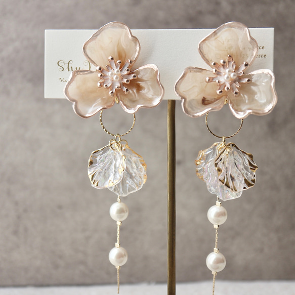 ［特集掲載］くすみベージュマーブルフラワー×オーロラの花びらパールゆらゆら2way大ぶりイヤリング（ピアス変更可） 17枚目の画像