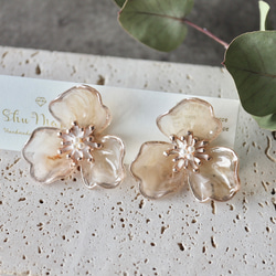 ［特集掲載］くすみベージュマーブルフラワー×オーロラの花びらパールゆらゆら2way大ぶりイヤリング（ピアス変更可） 11枚目の画像