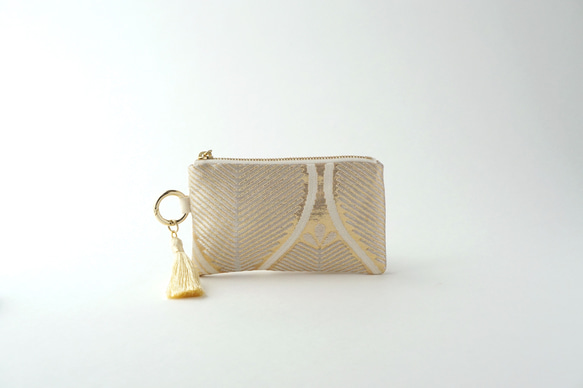 [Tachiwaki 松子圖案金色絲綢 Obi 重製袋吊飾迷你袋] 非常適合作為旅行、生日和敬老日的禮物。 第1張的照片