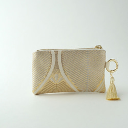 [Tachiwaki 松子圖案金色絲綢 Obi 重製袋吊飾迷你袋] 非常適合作為旅行、生日和敬老日的禮物。 第3張的照片