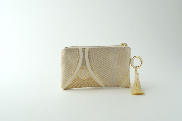 [Tachiwaki 松子圖案金色絲綢 Obi 重製袋吊飾迷你袋] 非常適合作為旅行、生日和敬老日的禮物。 第3張的照片