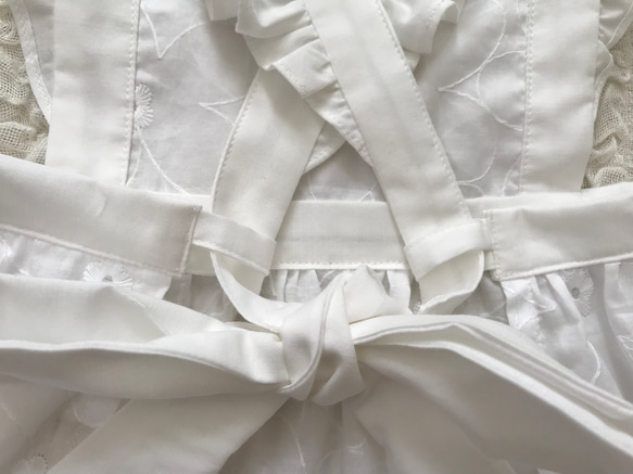 【受注制作】フリルエプロン　刺繍　ホワイト70〜140サイズ　ハロウィン　アリス仮装⚘キッズエプロン　肩紐調整可 13枚目の画像