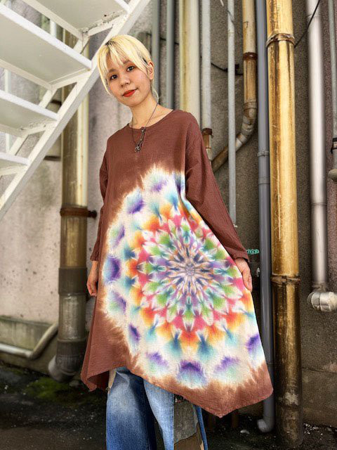 タイダイ染め　新型ヘンリーネック長袖ワンピース 優しいブラウンカラーに幻想的な大曼荼羅 HD20-04