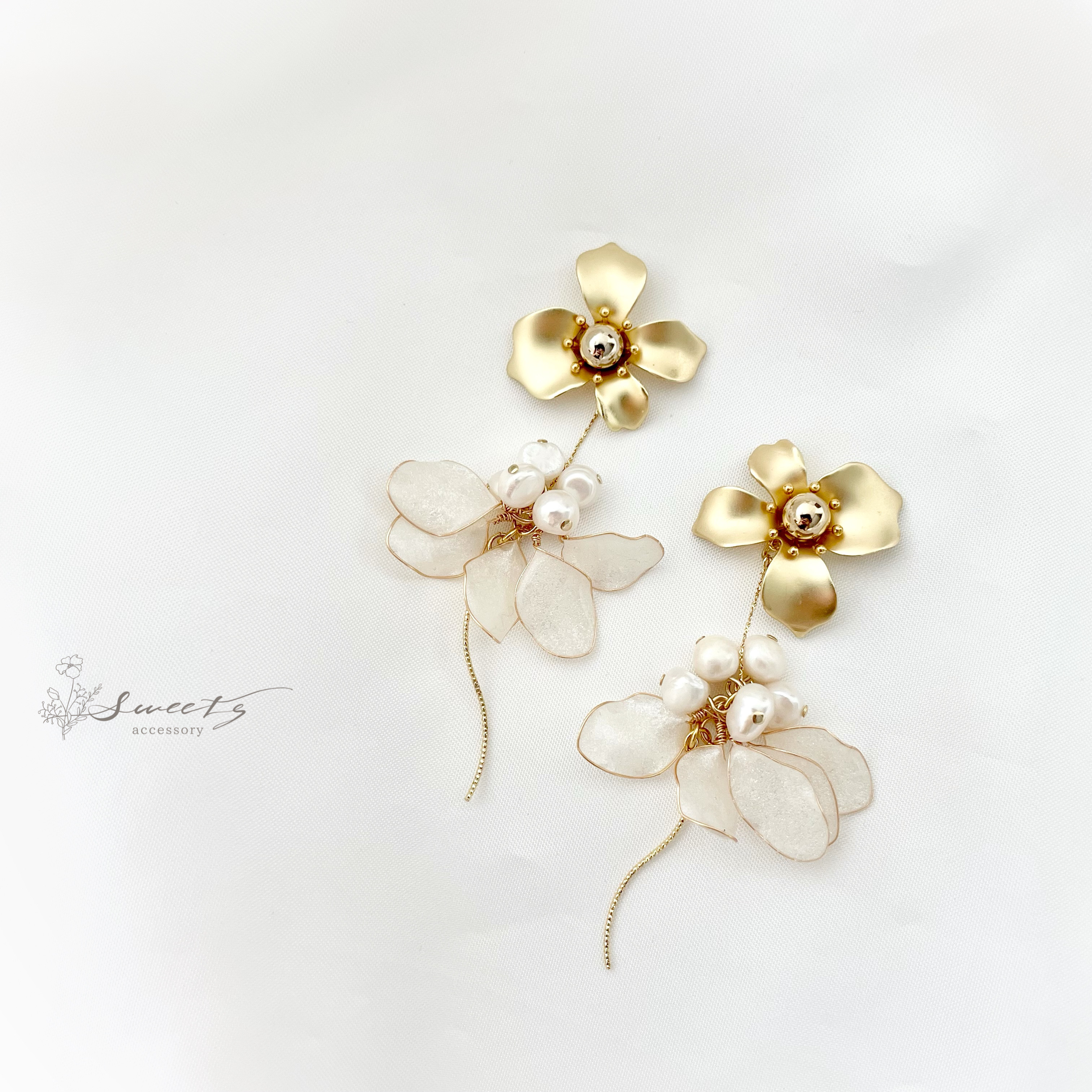 Flower white〜】マットゴールドフラワーとパールホワイト花びら