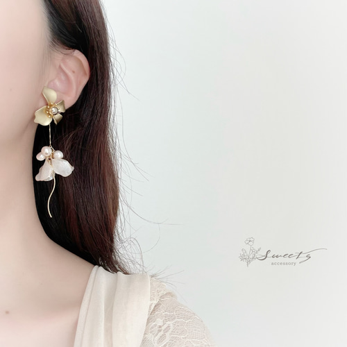 Flower white〜】マットゴールドフラワーとパールホワイト花びら