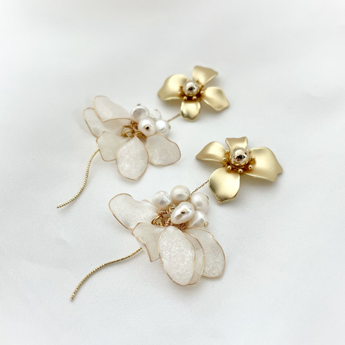 Flower white〜】マットゴールドフラワーとパールホワイト花びらピアス