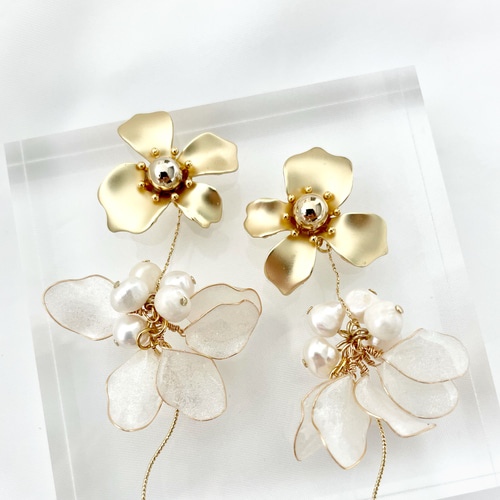 Flower white〜】マットゴールドフラワーとパールホワイト花びら