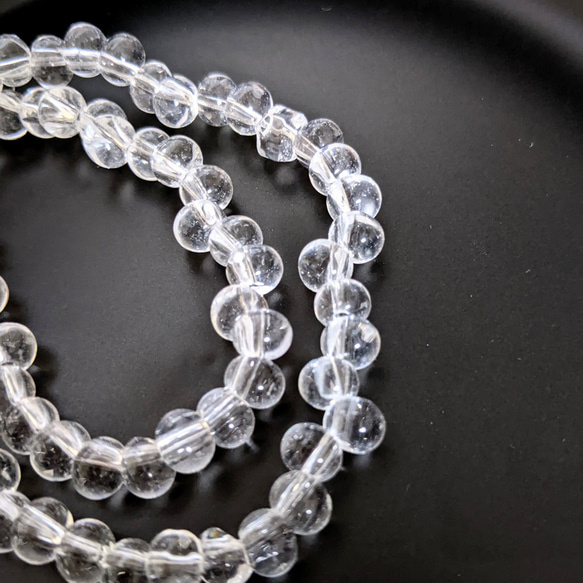 【再販】ぽってり ドロップ ガラス ビーズ クリア 100個 勾玉 しずく 通し穴 パーツ 1枚目の画像