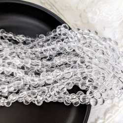 【再販】ぽってり ドロップ ガラス ビーズ クリア 100個 勾玉 しずく 通し穴 パーツ 4枚目の画像