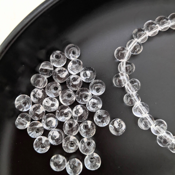 【再販】ぽってり ドロップ ガラス ビーズ クリア 100個 勾玉 しずく 通し穴 パーツ 6枚目の画像