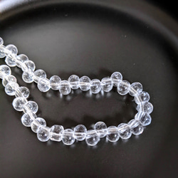 【再販】ぽってり ドロップ ガラス ビーズ クリア 100個 勾玉 しずく 通し穴 パーツ 3枚目の画像