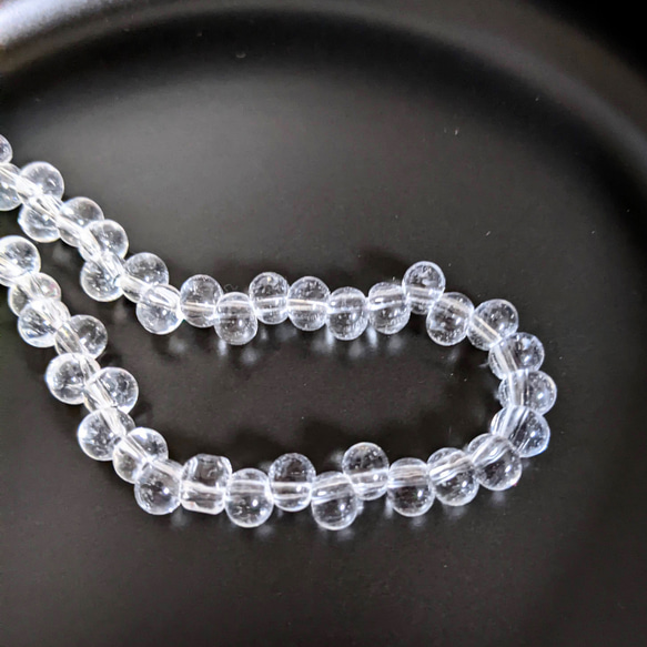【再販】ぽってり ドロップ ガラス ビーズ クリア 100個 勾玉 しずく 通し穴 パーツ 3枚目の画像