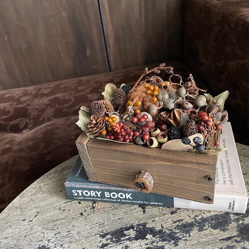 送料無料》アンティーク風ボックスアレンジメント 木の実のボックス