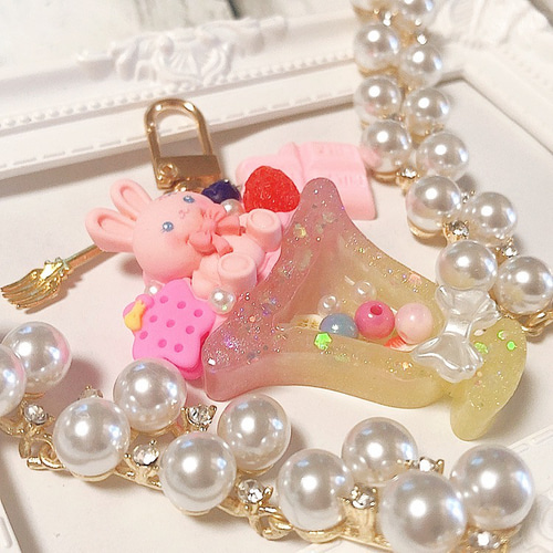 うさちゃんのベリーパフェ◇シェイカーキーホルダー シャカシャカ