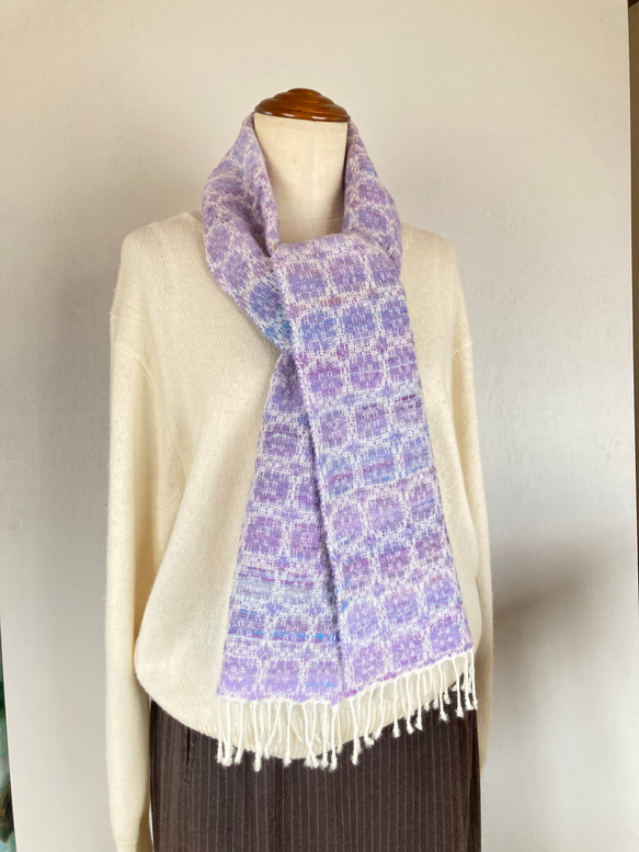 手織り・スノーボール柄紫系マフラー（手紡ぎ糸使用） 2枚目の画像