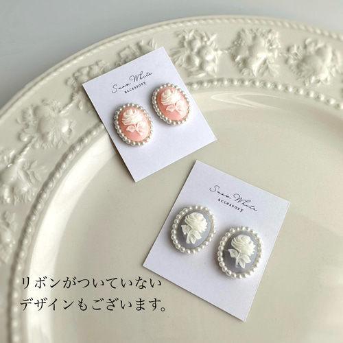 ピンクローズカメオとパールと揺れるゴールドリボンスタッドピアス 
