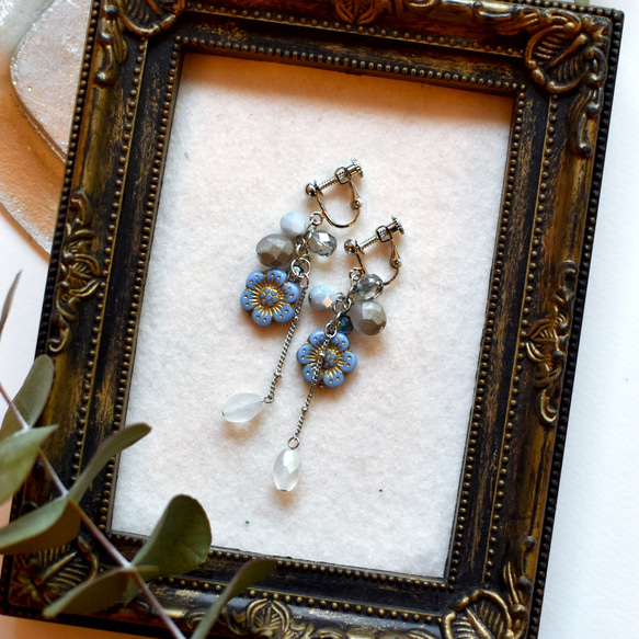 チェコガラス まあるいお花のイヤリング 水色 かわいい チェコビーズ ガーリー ブルー ゆめかわいい 3枚目の画像