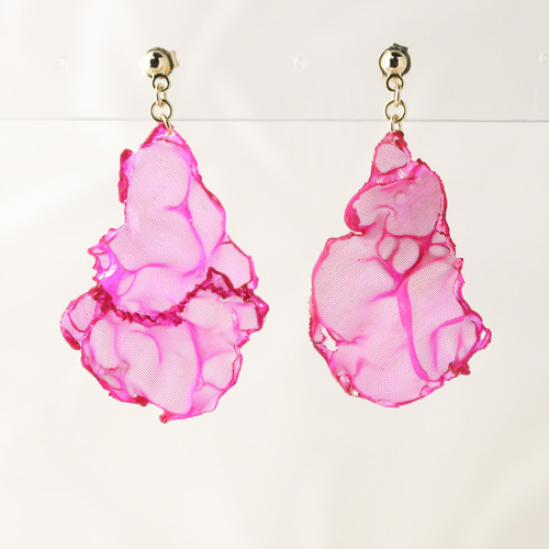 クリアピンク 色のかけら｜オーガンジーのゆれるしずく型ピアス ピアス