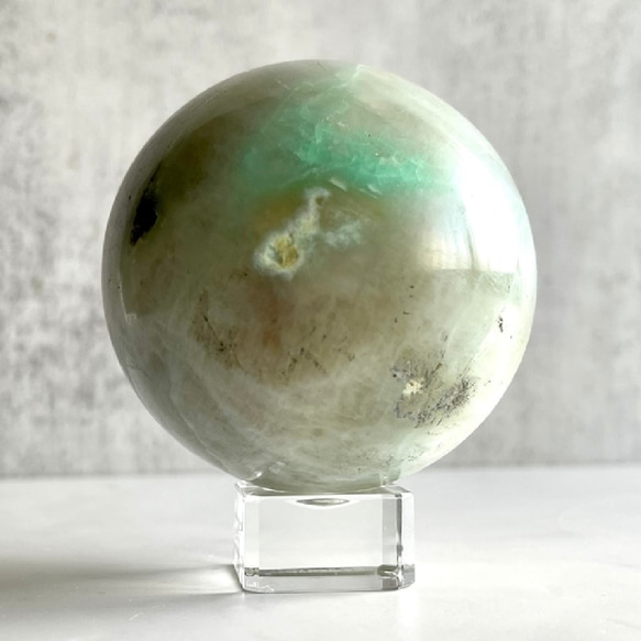 ミントグリーンの輝き マダガスカル産【ガーニエライト】スフィア 丸玉