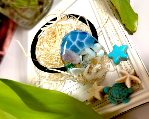 ヘアゴム レジン カラフル海がめさん かすみ草と貝殻 海のヘアゴム
