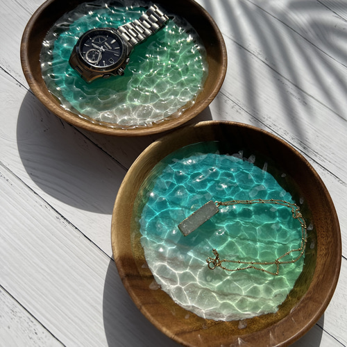 ツヤツヤ波紋トレイ 海 エポキシレジン エメラルドグリーン