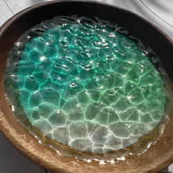 ツヤツヤ波紋トレイ　海　エポキシレジン　エメラルドグリーン　グラデーション　水面反射　アクセサリートレイ　 4枚目の画像