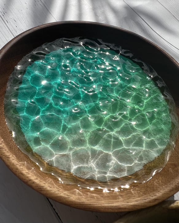 ツヤツヤ波紋トレイ　海　エポキシレジン　エメラルドグリーン　グラデーション　水面反射　アクセサリートレイ　 4枚目の画像