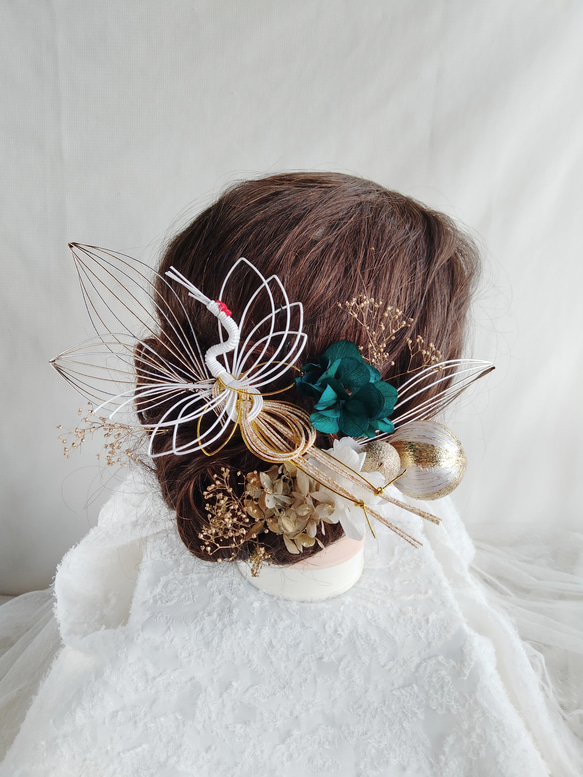 鶴の水引細工と鞠玉の和装ヘアアクセサリー　着物ヘアアクセ　髪飾り　タイトシニヨン　シニヨンヘア　成人式　結婚式　白無垢　 2枚目の画像